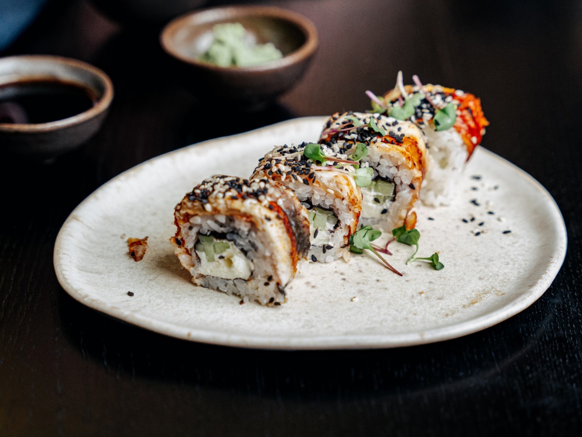 海外で日本食の定番とされるカリフォルニアロールの画像